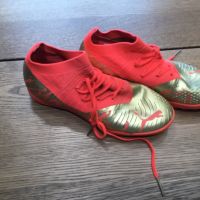Обувки за футбол Puma Future Z 3.4 NJr Tt Jr 107108 01 Fiery Coral/Gold, размер EU37 (U.S. 5), снимка 1 - Футбол - 45429243