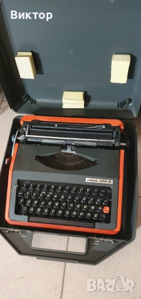 ТОП Състояние Стара българска пишеща машина Хеброс - 1300 Ф, снимка 1