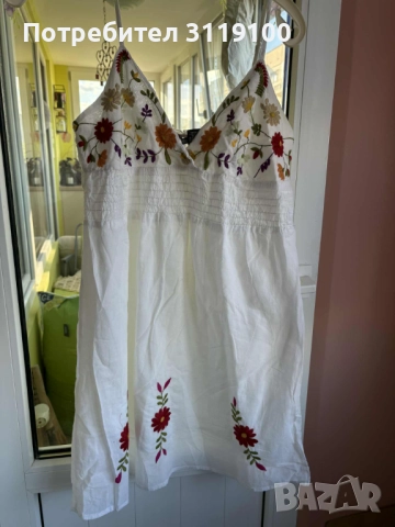 Бяла плажна рокля с цветен мотив