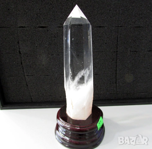 Натурален кристал със стойка, височина 19см, тегло 388гр.