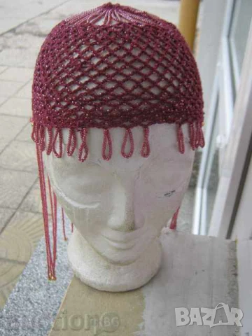 Ръчно изработена шапка на една кука украсена с мъниста