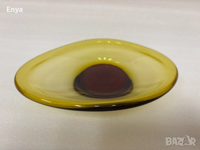 Малка чиния (купа ) от кехлибарено стъкло с овална форма