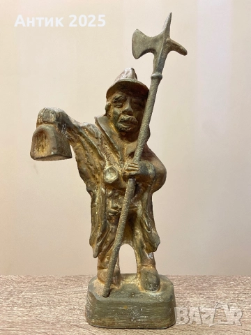 Винтидж бронзова статуетка „Страж / Работник с алебарда“, XX век