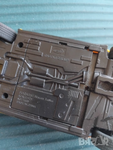 Porsche Macan Turbo - оригинална играчка кола, снимка 4 - Коли, камиони, мотори, писти - 53850363