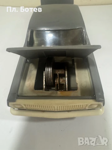 Стара пластмасова количка Волга, снимка 3 - Антикварни и старинни предмети - 51406138