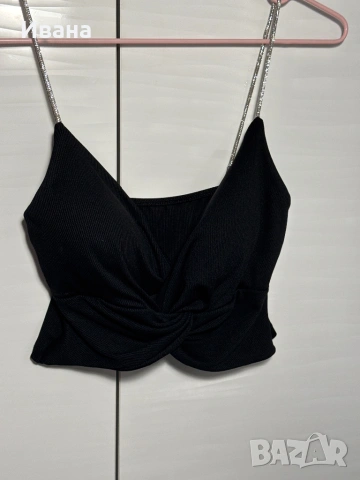 Черен топ с бляскави презрамки