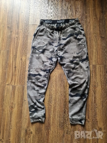 Страхотно мъжко камуфлажна долнище NIKE размер L