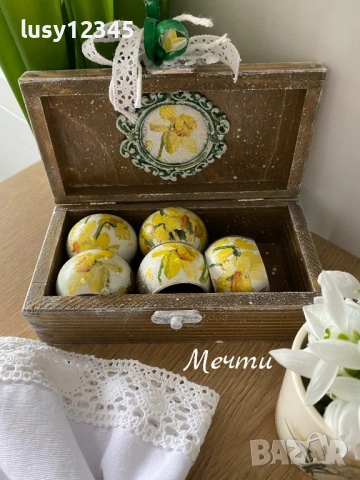 Дървена кутия с 6 пръстена за салфетки с прекрасни, слънчеви нарциси!, снимка 5 - Прибори за хранене, готвене и сервиране - 53259867