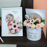 🌸Тематичен букет със шапка,рамка формат А4 със сапунени цветя и картичка за предстоящите балове🌸, снимка 1 - Подаръци за жени - 45406122