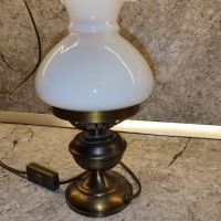 Старинна метална настолна лампа с бяла стъкленица , снимка 2 - Настолни лампи - 45435622