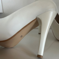 Бели кожени обувки , снимка 3 - Дамски обувки на ток - 44938526