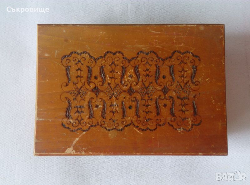 Соц дървена кутия за бижута с тапицерия пирографирана с крачета, снимка 1
