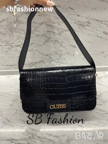 Guess лачена  чанта, снимка 4 - Чанти - 47236034