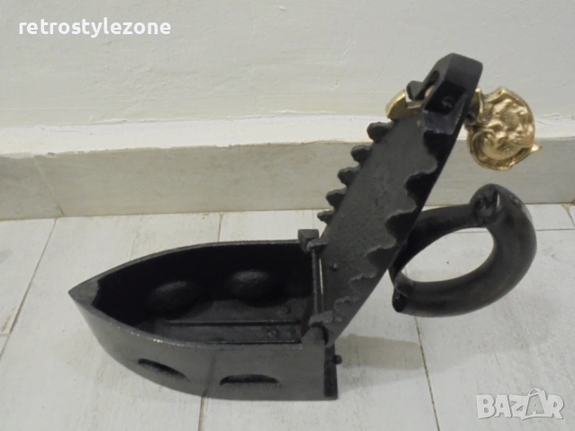 № 8527 Стара ютия на жар  , снимка 2 - Антикварни и старинни предмети - 53848120