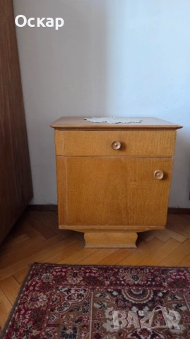 Две нощни шкафчета от светло дърво 