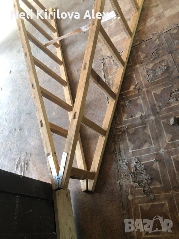 Дървена двойна стълба много здрава