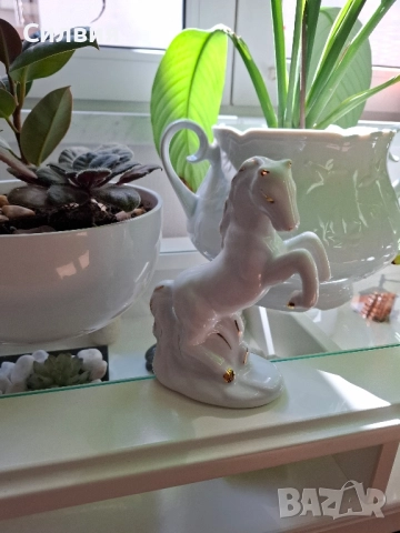 Красиво бяло конче. Порцелан със златен декор. 