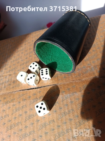 Кожена чаша със зарове за игра на барбут