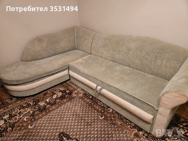 Подарявам разтегателен диван с 2 табуретки
