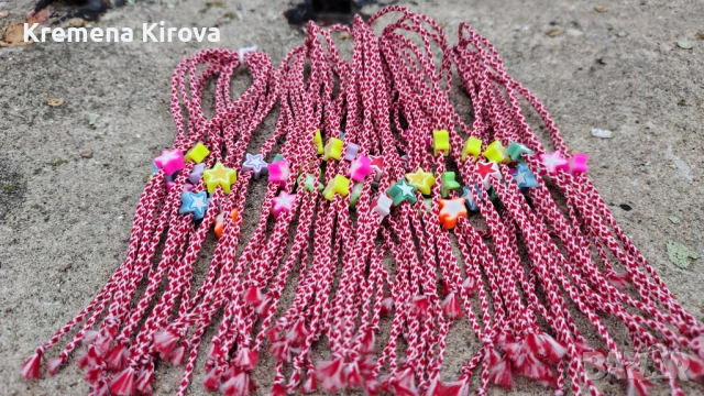 1000 броя мартеници със звездички. Бижута Луди гъби. Мартеници на едро.