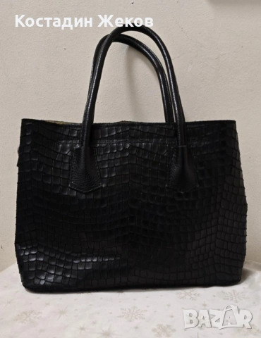 Тази елегантна италианска черна чанта е изработена от естествена кожа с крокодилски ефект , снимка 3 - Чанти - 53827551
