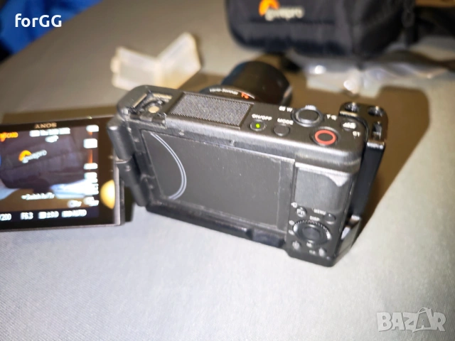 Фотоапарат за влогинг Sony ZV-1 с L грип/бракет SmalRig и екстри, снимка 3 - Фотоапарати - 53927135