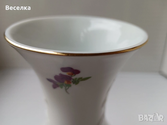 Порцеланова ваза KPM с декор разпръснати цветя, снимка 5 - Вази - 53763216