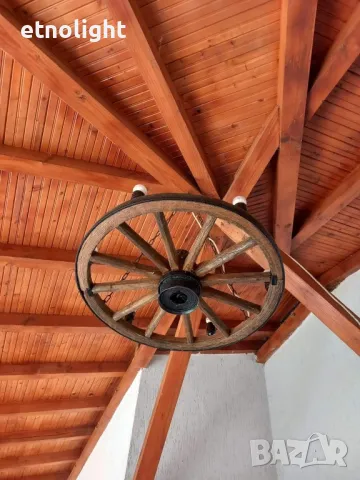 Полилеи, осветление от автентични реставрирани колела от каруца с ръчно изработени дървени чашки , снимка 15 - Полилеи - 49968867