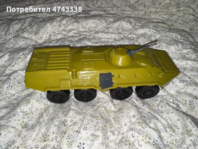 огромен военен модел на БТР-80 танк
