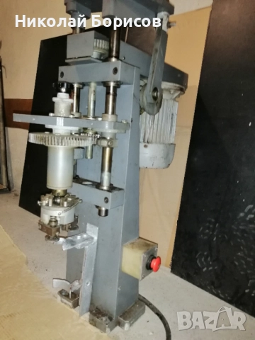 Продавам машина за завиване на" винтови капачки" за бутилки. 