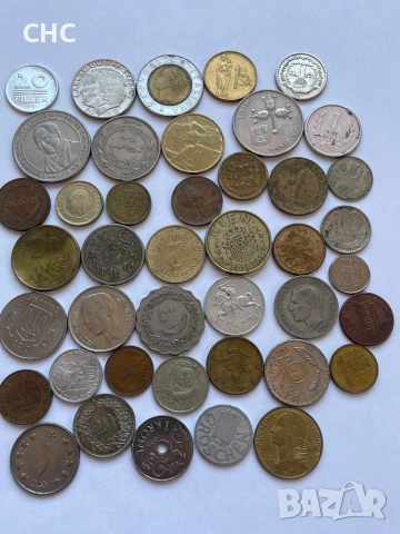 Лот монети от различни държави и години.