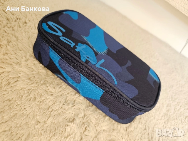 Ученически несесер Satch (Сатч) – модел Blue Camo, отлично състояние + бонус пособия