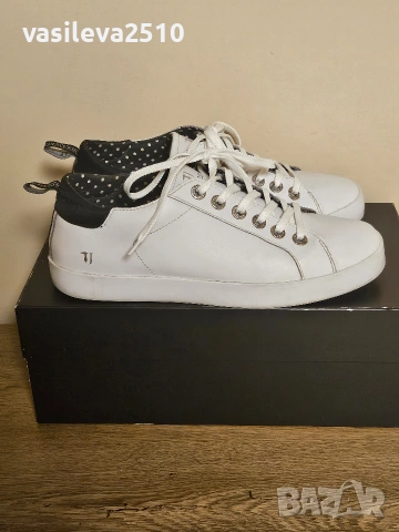 Trussardi Jeans оригинални дамски кожени кецове 