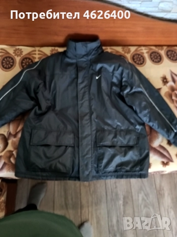 Продавам оригинално тъмно-сиво зимно яке Nike