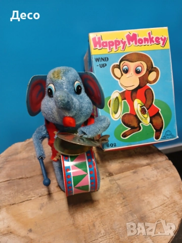 Стара японска механична играчка слон музикант.