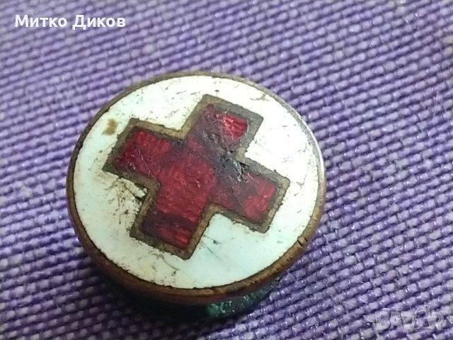 старо копче от униформа на доктор -червен кръст