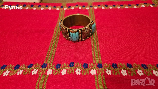 Старинна бронзова гривна