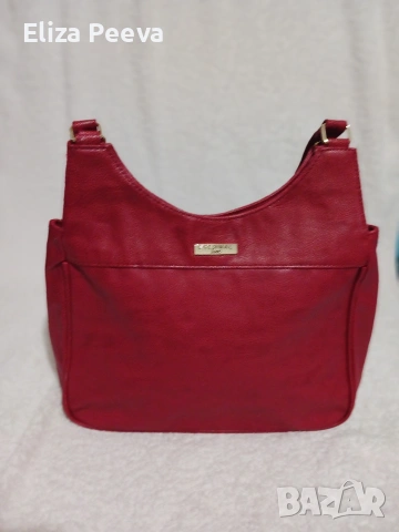 Червена чанта от Мека естествена кожа.