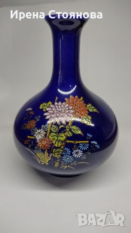 Малка китайска ваза в кобалтово синьо украсена с букет от цветя, подчертани със злато., снимка 1 - Вази - 45194313