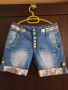 дънкови панталонки с външни шарени копчета, снимка 1 - Къси панталони и бермуди - 45254428
