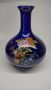 Малка китайска ваза в кобалтово синьо украсена с букет от цветя, подчертани със злато., снимка 1