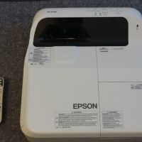Отличен проектор за прожектиране на ултра късо разстояние Epson EB-675W /3200 лумена, снимка 1 - Плейъри, домашно кино, прожектори - 45203139