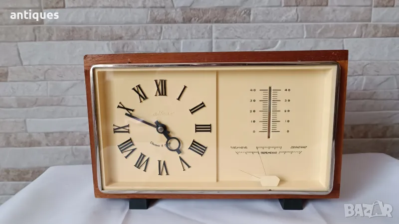 Руски настолен часовник - Маяк с термометър и хигрометър - Made in USSR - 1970г., снимка 1