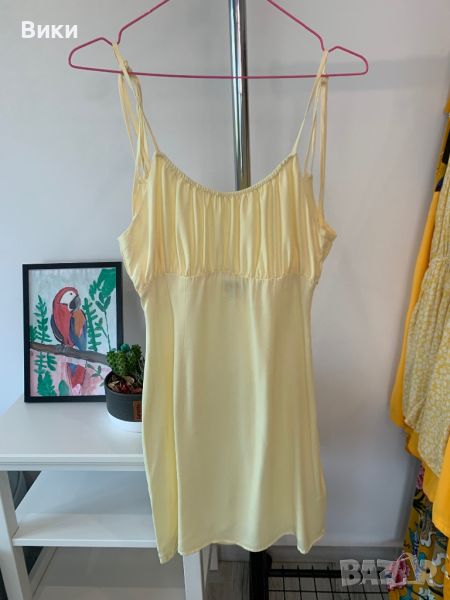 Жълта сатенена рокля, снимка 1