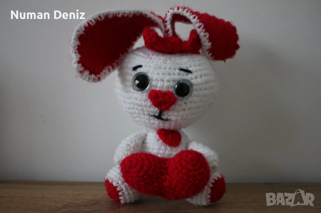 Плетено зайче в червено и бяло - ръчно изработено, снимка 3 - Романтични подаръци - 53053670