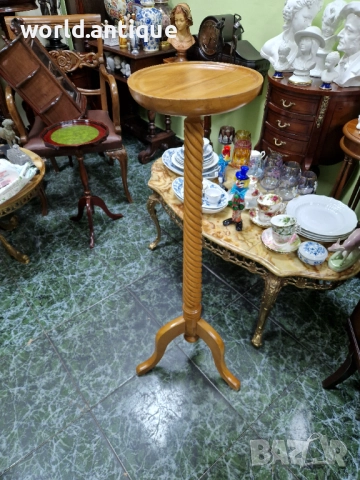 Прекрасна антикварна френска висока дървена масичка 