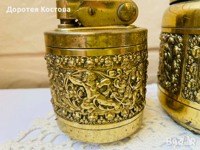 Красив месингов комплект от настолна запалка и табакера от Англия, снимка 2 - Антикварни и старинни предмети - 53742533