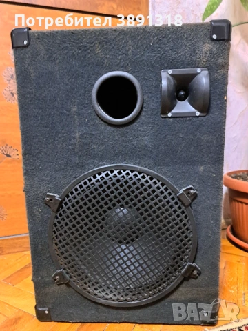 Музикални тонколони и усилвател.