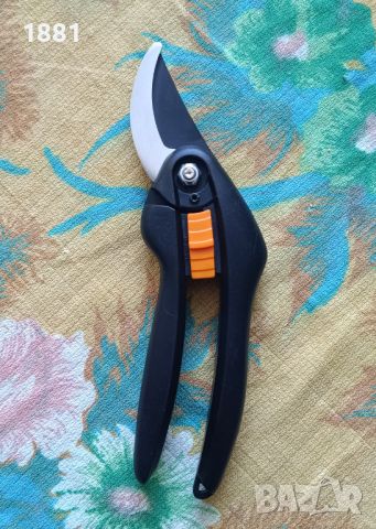 Градинска лозарска ножица FISKARS с разминаващи се остриета SingleStep™. Нова., снимка 3 - Градински инструменти - 45711056