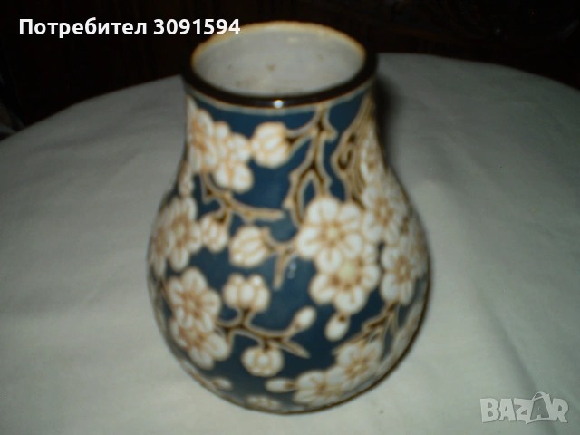 Винидж ваза в азиатски стил със син фон и флорални мотививи 
